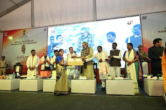 bengalwithrohit's tweet photo. New Campus of Indian Institute of Handloom Technology, Fulia Inaugurated by Union Minister of Textile Giriraj Singh
This will further help boosting the Textile Sector of #Westbengal
#textile #handliom #garment #iiht #westbengal #fulia #comeinvestinbengal https://t.co/48hZgc77ue