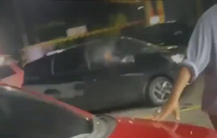 PineksoRoyi1's tweet photo. SI SHOOTERNYA NONGKRONG DI DALEM MOBIL ANJRIIIITTTTT !!!! WHAT THE FUCK @Puspen_TNI @_TNIAL_ ????? DON'T YOU FUCKIN' LIE TO US !!!!!! WR GOT IT ON FUCKIN' CLIP !!!! 😠😠😠 https://t.co/KVagmgz9ts
