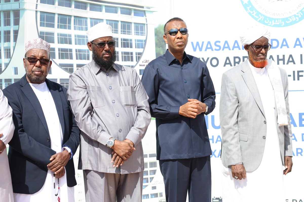 SomaliPM's tweet photo. ๐๐โ๐ข๐ข๐ฌ๐ฎ๐ฅ ๐๐๐ฌ๐๐๐ซ๐ ๐๐๐ฆ๐ฌ๐ ๐จ๐จ ๐๐ก๐๐ ๐๐ฑ-๐๐ก๐ข๐ ๐๐ฒ ๐ฑ๐๐ซ๐ฎ๐ง๐ญ๐ ๐๐๐๐ซ๐ฎ๐ฅ ๐๐๐ญ๐๐ ๐๐ ๐๐๐ญ๐ฐ๐๐๐ ๐๐ข๐ข๐ง๐ญ๐
Muqdisho, Isniin, 06 Janaayo 2025: โ Raโiisul Wasaaraha Xukuumadda Jamhuuriyadda Federaalka Soomaaliya, Mudane Xamsa Cabdi Barre, oo dhigax-dhigay xarunta Golaha Culimada Soomaaliyeed ee Daarul Iftaa, ayaa sheegay in xaruntan ay saldhig u noqon doonto masaa'isha diiniga ah ee loo baahan yahay in loo iftiimiyo dadka Soomaaliyeed.
Raโiisul Wasaaraha, ayaa xusay in bulshada Soomaaliyeed ay yihiin kuwa jecel diintooda, isla markaana ay culimadu waligoodba horseed ugu ahaayeen, iyada oo taas laga duulayana la hirgeliyey xaruntan oo baahi weyn loo qabay xilligan.
"Mashaariicda dadka Soomaaliyeed sida weyn ugu baahnaayeen ayey ka mid tahay xaruntan Daarul Iftaa, waxaanna rajeynayaa in uu mashruucani uu noqdo mid guuleysta, kana shaqeeya midnimada Ummadda Soomaaliyeedโ. Ayuu yiri Ra'iisul Wasaaruhu.
Mudane Xamsa, ayaa uga mahadceliyey Wasaaradda Awqaafta iyo Arrimaha Islaamka hirgelinta xaruntan, isaga oo xusay in lagu dhisayo iskutashi oo aysan jirin wax kaalmo dibedeed ah oo lagu maalgelinayo.