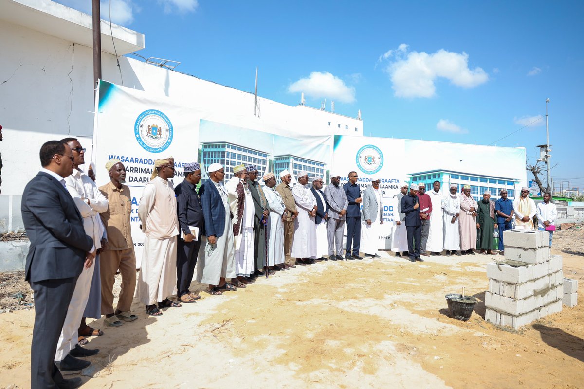 SomaliPM's tweet photo. ๐๐โ๐ข๐ข๐ฌ๐ฎ๐ฅ ๐๐๐ฌ๐๐๐ซ๐ ๐๐๐ฆ๐ฌ๐ ๐จ๐จ ๐๐ก๐๐ ๐๐ฑ-๐๐ก๐ข๐ ๐๐ฒ ๐ฑ๐๐ซ๐ฎ๐ง๐ญ๐ ๐๐๐๐ซ๐ฎ๐ฅ ๐๐๐ญ๐๐ ๐๐ ๐๐๐ญ๐ฐ๐๐๐ ๐๐ข๐ข๐ง๐ญ๐
Muqdisho, Isniin, 06 Janaayo 2025: โ Raโiisul Wasaaraha Xukuumadda Jamhuuriyadda Federaalka Soomaaliya, Mudane Xamsa Cabdi Barre, oo dhigax-dhigay xarunta Golaha Culimada Soomaaliyeed ee Daarul Iftaa, ayaa sheegay in xaruntan ay saldhig u noqon doonto masaa'isha diiniga ah ee loo baahan yahay in loo iftiimiyo dadka Soomaaliyeed.
Raโiisul Wasaaraha, ayaa xusay in bulshada Soomaaliyeed ay yihiin kuwa jecel diintooda, isla markaana ay culimadu waligoodba horseed ugu ahaayeen, iyada oo taas laga duulayana la hirgeliyey xaruntan oo baahi weyn loo qabay xilligan.
"Mashaariicda dadka Soomaaliyeed sida weyn ugu baahnaayeen ayey ka mid tahay xaruntan Daarul Iftaa, waxaanna rajeynayaa in uu mashruucani uu noqdo mid guuleysta, kana shaqeeya midnimada Ummadda Soomaaliyeedโ. Ayuu yiri Ra'iisul Wasaaruhu.
Mudane Xamsa, ayaa uga mahadceliyey Wasaaradda Awqaafta iyo Arrimaha Islaamka hirgelinta xaruntan, isaga oo xusay in lagu dhisayo iskutashi oo aysan jirin wax kaalmo dibedeed ah oo lagu maalgelinayo.