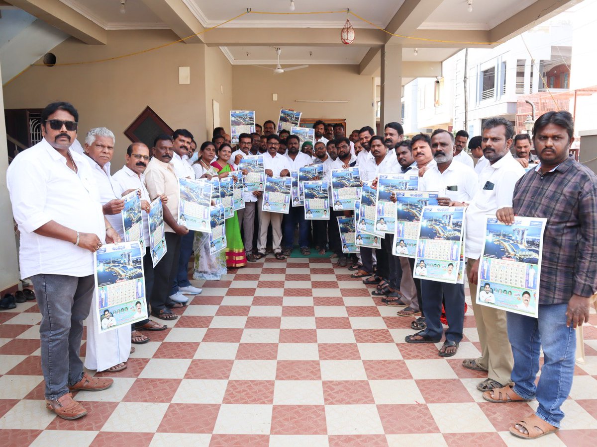 AudimulapSuresh's tweet photo. నేడు సింగరాయకొండ క్యాంపు కార్యాలయంలో “ఆంధ్ర ప్రభ” నూతన సంవత్సర క్యాలెండర్ ను ఆవిష్కరించిన మాజీ మంత్రివర్యులు, వైయస్ఆర్ సీపీ PAC సభ్యులు, కొండేపి నియోజకవర్గ ఇంఛార్జి డాక్టర్ ఆదిమూలపు సురేష్ గారు మరియు నియోజకవర్గ నాయకులు, కార్యకర్తలు.
#TeamAudimulapuSuresh
#KondapiConstituency https://t.co/GTHoQrgf9D