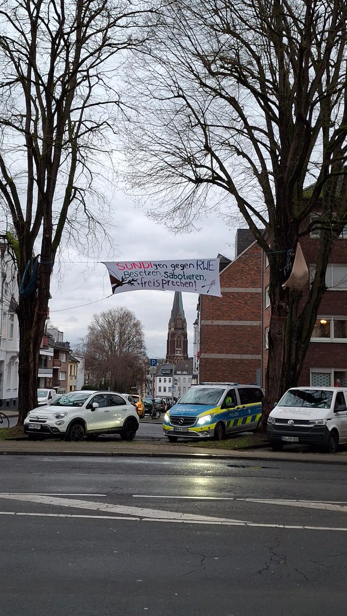 BlockNeurath's tweet image. Widerständig sein heißt sündigen gegen RWE - Kletteraktion vorm Landgericht Mönchengladbach wegen #BlockNeurath und aus Solidarität mit #SündiBleibt - Besetzen, Sabotieren, Freisprechen! climatejustice.social/@shutdown_neur…