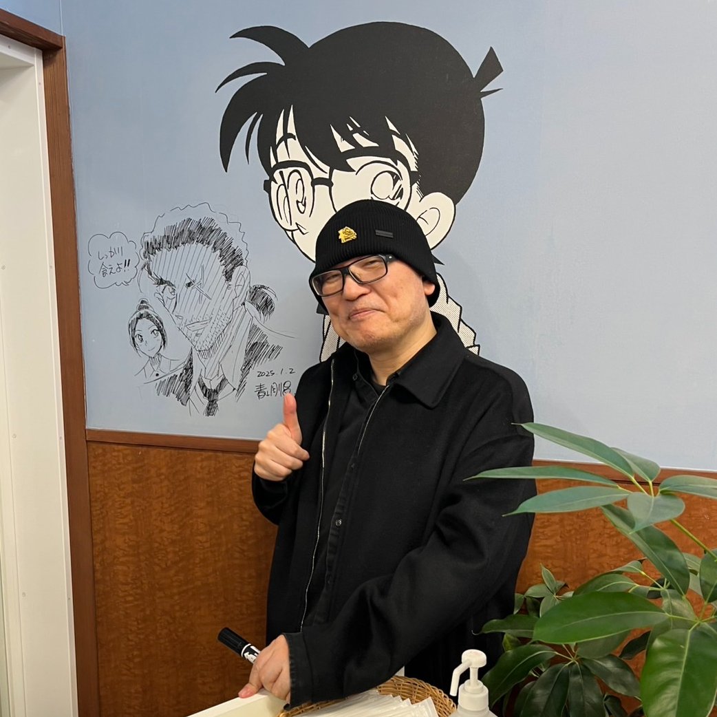 2025年も青山剛昌先生にご来店いただき、
とっても素敵なイラストを描いていただきました✨
青山先生、ありがとうございます！

平次＆和葉のイラストは「コナン探偵社ふるさと館店」
敢助＆由衣のイラストは「コナンズキッチン」
にありますのでぜひご覧ください🥰💖