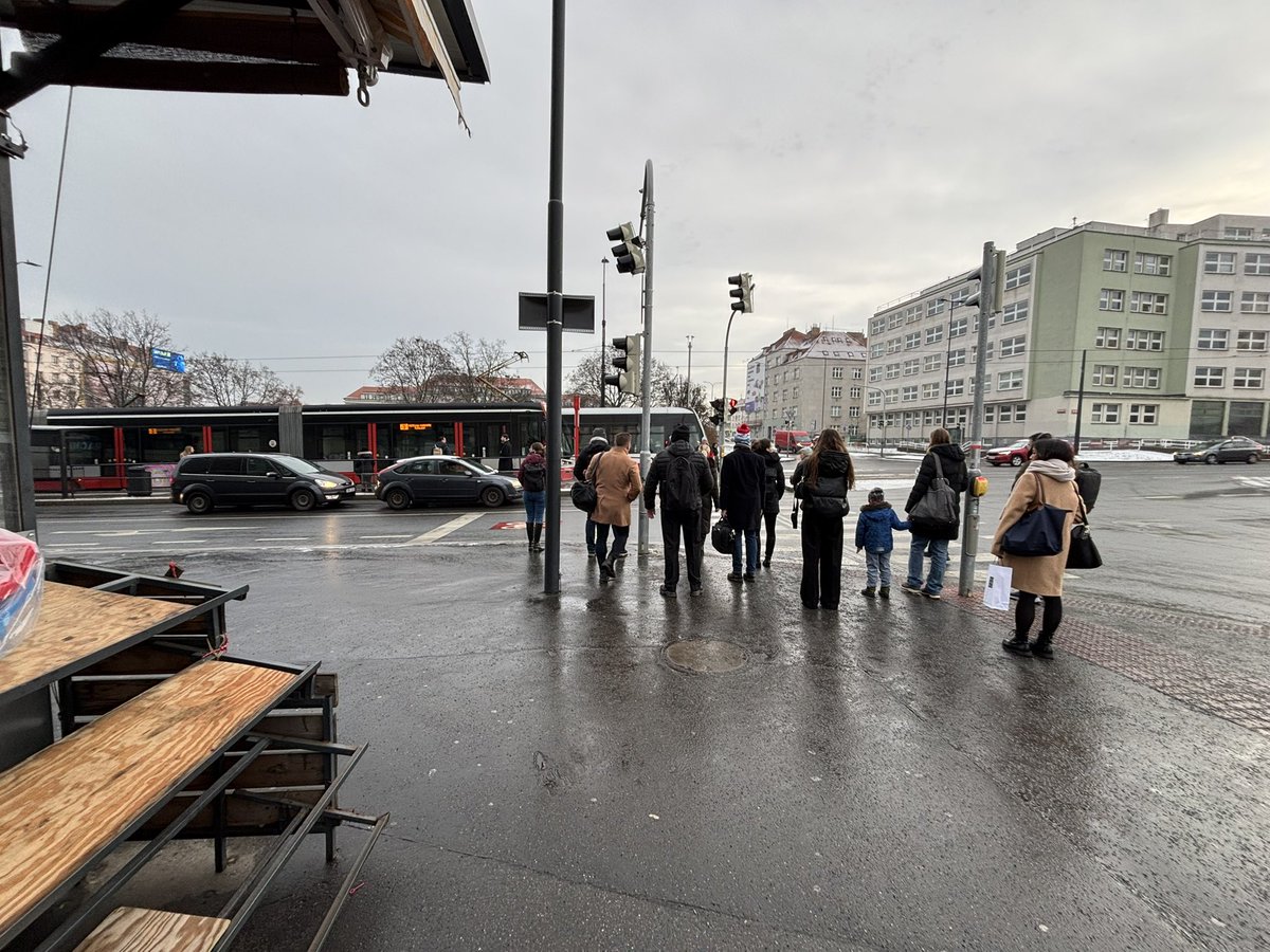 Skvělá práce <a href="/ZdenekHrib/">Zdeněk Hřib</a> nepřečasovat světelné křižovatky na Náměstí hrdinů, kde tramvaje nyní suplují metro na Pankrác. Lidi buď sledují jak jim ujíždí jedna tramvaj za druhou anebo rovnou skáčou pod kola autům.