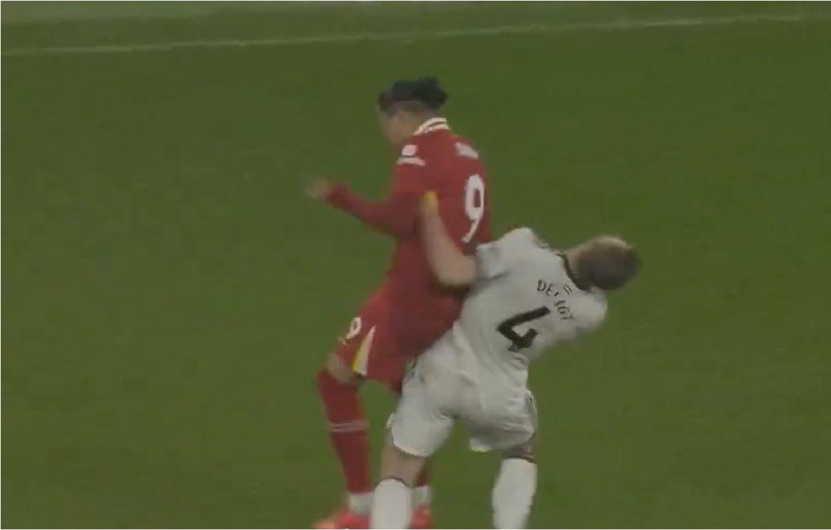 Dirmomc02's tweet photo. How has this cunt got away with this yet again. VAR didnt even look at it. Stonewall red card https://t.co/vgrsTAxzrk