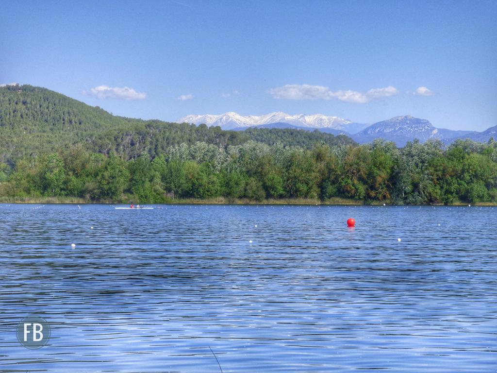 fbrunes's tweet photo. La immensitat atorga sensació de solitud. Submergits en el seu dinamisme, podem restar allà ancorats com una fita, immòbils, sentint-nos guia que orienta. O avançar lentament, assaborint alhora la petitesa i la grandesa. #estany #banyoles #primavera2024 https://t.co/MSvolLJ0lU