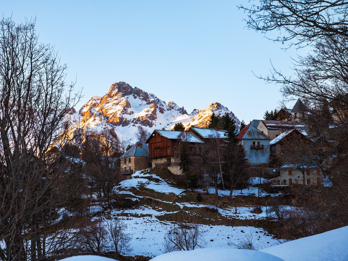 Villard Reculas, le petit village de l’Oisans authentique niché sur un balcon ensoleillé au cœur du grand domaine de l’Alpe d’Huez ! Et les plus beaux couchers de soleil …
📸 <a href="/Foehn_Photo/">Marion C. 🦊</a> 
#PartirIci 
📍 Oisans 🏔️