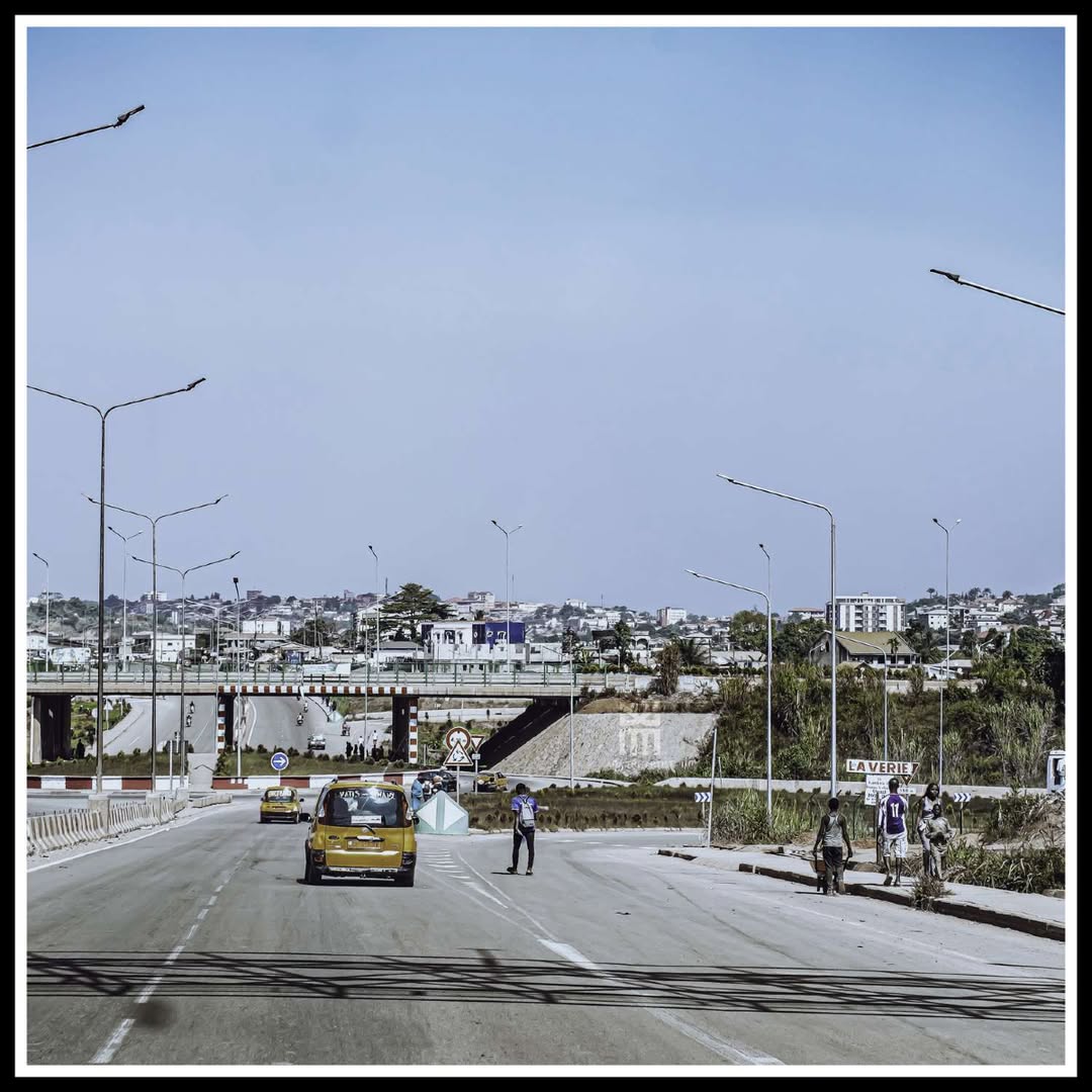 mboapic's tweet photo. 📸 Deuxième Échangeur #Ahala, #Yaoundé 🇨🇲
La #ville de Yaoundé continue de se développer avec des infrastructures modernes comme le deuxième échangeur Ahala. Une scène qui illustre l'évolution urbaine de la #capitale, entre circulation et vie quotidienne. #BaladeAuCameroun https://t.co/ERcW4YhSc2