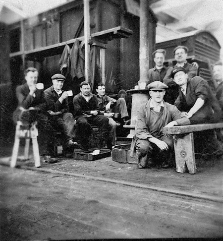 HalseTrust's tweet photo. #WOODFORDHALSE #HISTORY - INFO APPEAL:

Can anybody help us with names for the railwaymen having their tea break in this photo?

Although we have names for most of them, our list is not complete.

Group email: wharchivetrust@gmail.com

#Daventry #Northants #England #UK #railway https://t.co/kzKSFx7fer