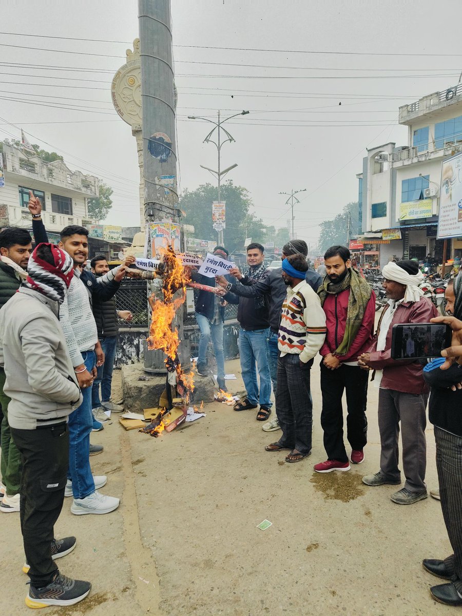 BabuLal84322958's tweet photo. आज निवाई NSUI ने भाजपा नेता रमेश विधूड़ी द्वारा कांग्रेस सांसद एवं AICC महासचिव प्रियंका गांधी पर की गई अमर्यादित टिप्पणी की उसके खिलाफ पुतला जलाकर कर और जोरो से नारेबाजी  करके विरोध प्रदर्शन किया और 
उनके बयानों की कड़ी निंदा की ।

@priyankagandhi 
@nsui @VinodJakharIN https://t.co/f4rjRK5dge