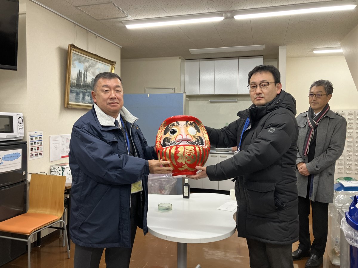 新年明けましておめでとうございます。
今年もよろしくお願いします。
神社へ参拝し、気持ち新たにお仕事始めました。
今年の達磨の目入れは、社長よりご指名が入り警備部の皆さん。今年も頑張りましょ～。