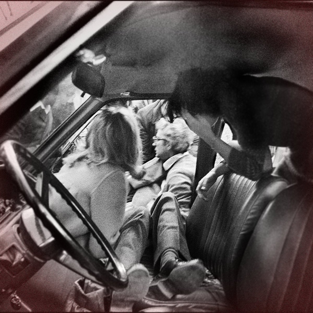 Penso sempre a quella lontana "Pietà" fraterna quando ascolto il presidente #Mattarella, la sua saggezza pacata,la sua empatia profonda. Penso a quell'abbraccio devastante,a quel dolore, e gli sono grata per averlo convertito in un'umanità che brilla fin qui.
#PiersantiMattarella