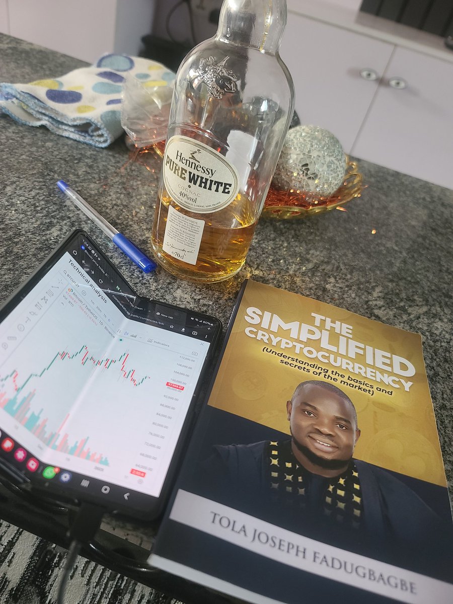 TikareAdedayo's tweet image. Starting the year on a good note.
May the grind favor us.

Plus, my copy of @connectwithtola book came in. Looking forward to an autograph on this soon. #HustleMuscle #web3 #crypto