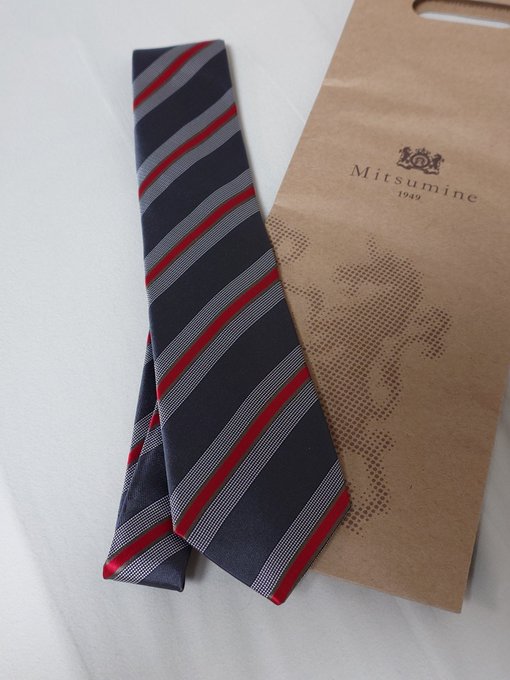 来月の某社社員総会用にネクタイを段取りしてきた⚔🔥 