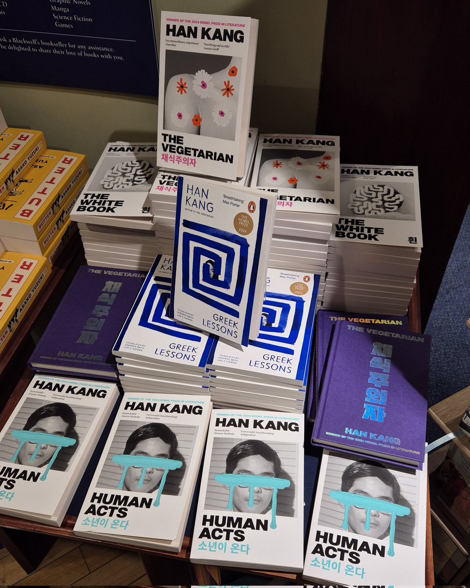 SchulteThorsten's tweet photo. Das poetische Werk von #HanKang ist beeindruckend. Das Leben ist vergänglich, sinnlos und zugleich schön; dies kann in 📚📖 #Weiss besonders intensiv erlebt werden. Demnächst hierzu ein Essay von mir... 📷 Englische Ausgaben bei Blackwell's 😍, #Oxford, im Dezember 2024. https://t.co/nQL1MFbrFH