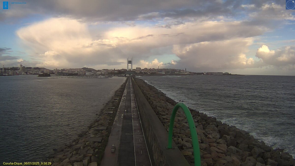 📷 Foto en directo dende o Dique de Abrigo vía meteogalicia.gal/observacion/ca…