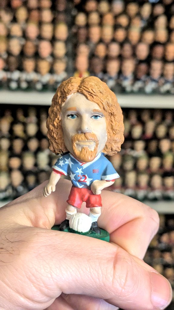 Good morning sports fans!

Time for today's #NameThatPlayer

Who is this guy in this iconic kit?