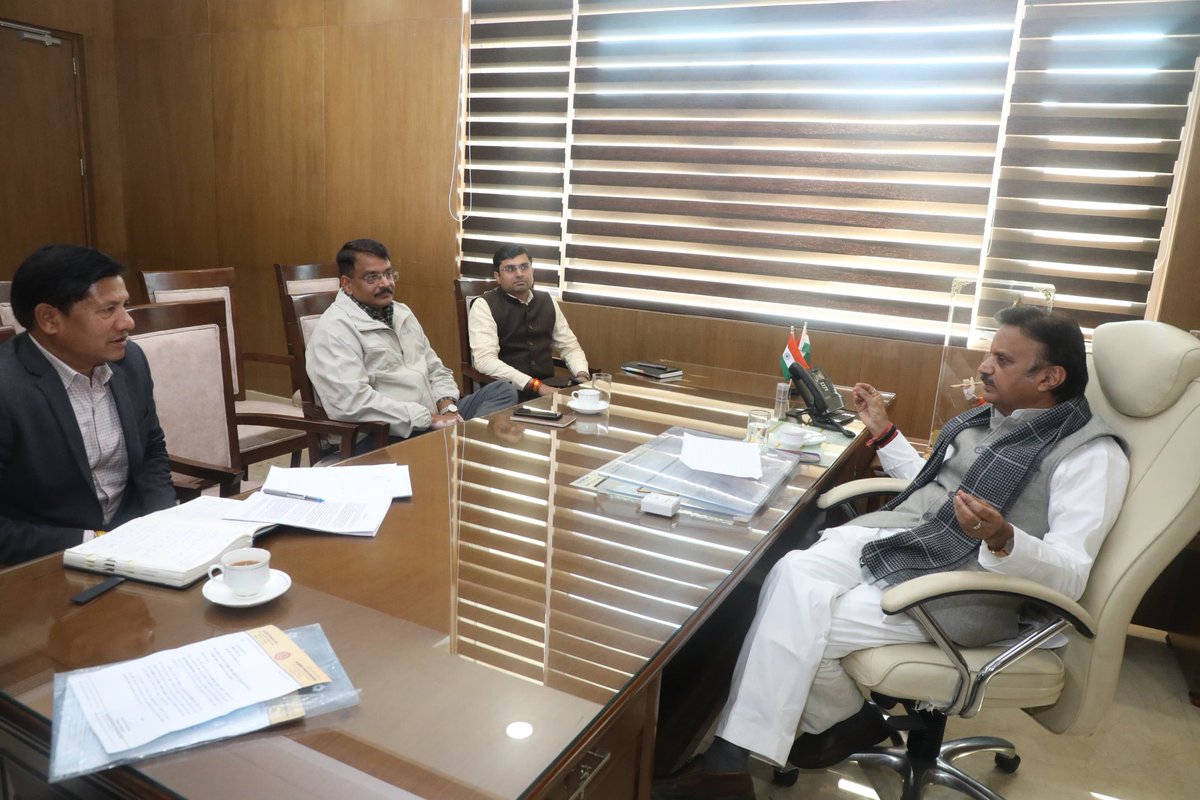 rshuklabjp's tweet photo. आज मंत्रालय भोपाल में नर्सिंग कॉलेज की काउंसलिंग प्रक्रिया की अद्यतन स्थिति एवं स्वास्थ्य एवं चिकित्सा ���िक्षा विभाग के अधोसंरचनात्मक विकास कार्यों की समीक्षा की।

बैठक में उपस्थित अधिकारियों को एचएमपीवी वायरस की स्थिति से निपटने के लिये तैयार रहने और केंद्र के निर्देश अनुसार स्थिति पर सतत निगरानी रखने एवं मेडिकल कॉलेजों में पे-प्रोटेक्शन से संबंधित प्रस्ताव की तैयार करने के निर्देश दिए।