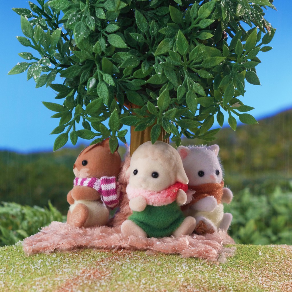 SylvanianUK's tweet photo. These friends are all wearing cosy scarves. 🧣
It’s still a little cold outside, so Ambrose, Emma, and Ryan made sure to put on something warm before heading out. 🧤
#friends #cold #ruggedup #scarf #warm #winter #fun #sylvanianfamilies #sylvanianfamily #sylvanian https://t.co/wYkNEpN0eL