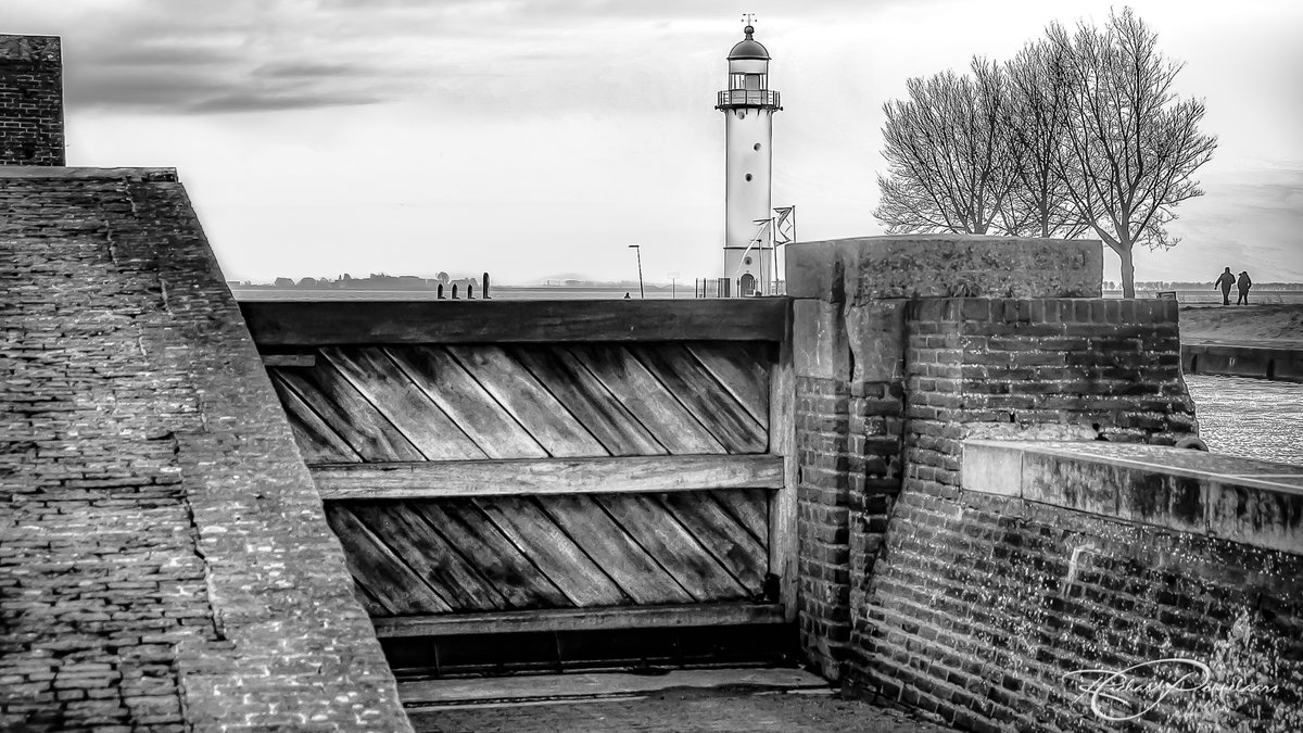 In Week 1 januari - in 2012 een gesloten vloeddeur aan de Hellevoetse kade, en uniek beeld als maatregel tegen een extreem hoge waterstand. We hielden het gelukkig droog!

#throwback #bnw #weerfoto #weather at #Hellevoetsluis #VoorneaanZee