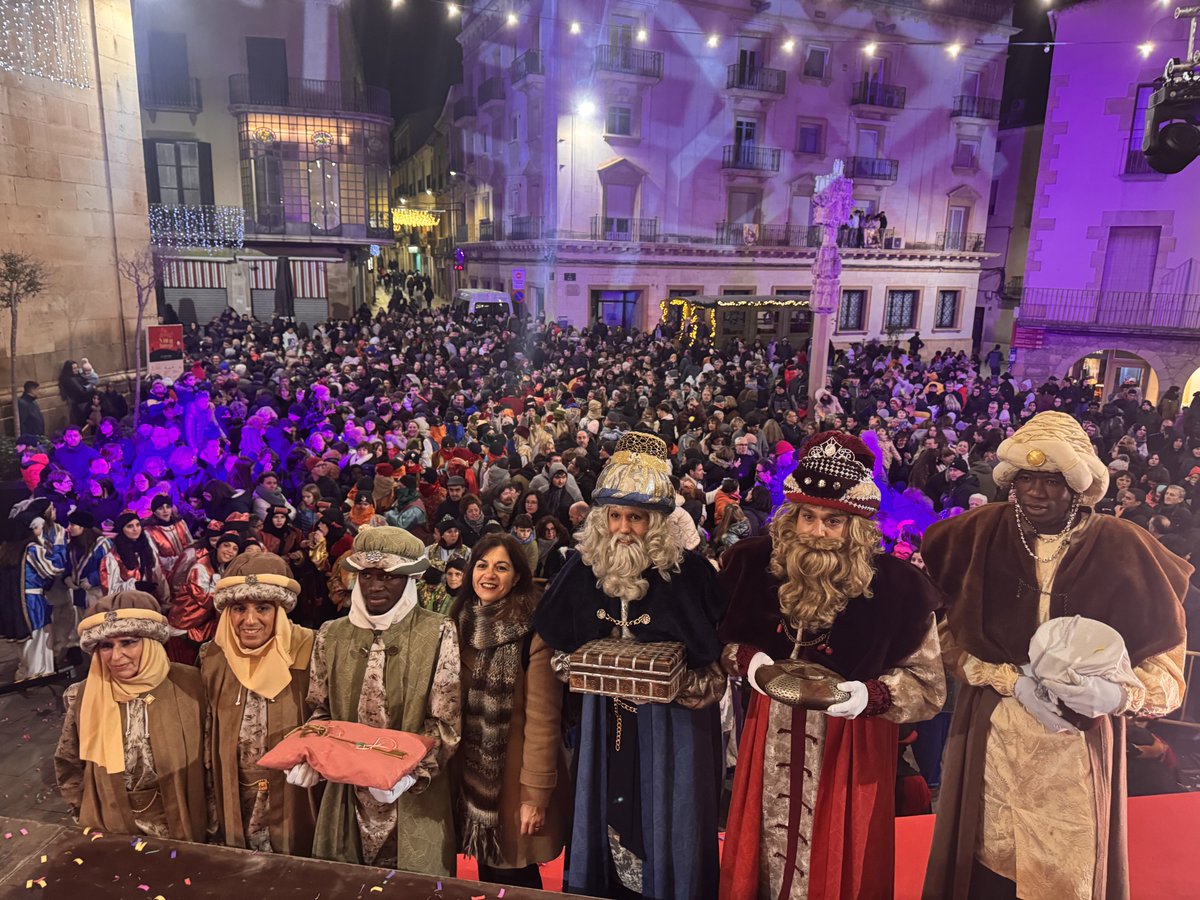 👑👑👑Els Reis Mags van arribar ahir a la plaça Major on van pronunciar els seus discursos després d'una nit màgica. Allà, l'alcaldessa <a href="/apijuanv/">Alba Pijuan Vallverdú</a> va fer l'entrega de la clau de la ciutat🔑 
Recupera aquí els parlaments👇
 
alacarta.radiotarrega.cat/programs/progr…