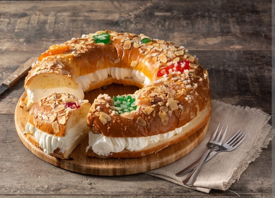 El roscón o rosca de reyes, fuera de bromas, tiene su origen también en Roma, aunque evidentemente no se llamaba así y era un poco distinto. Eso sí, era un dulce típico que se tomaba a finales de diciembre. Era circular, simbolizando el año que empieza y estaba decorado con