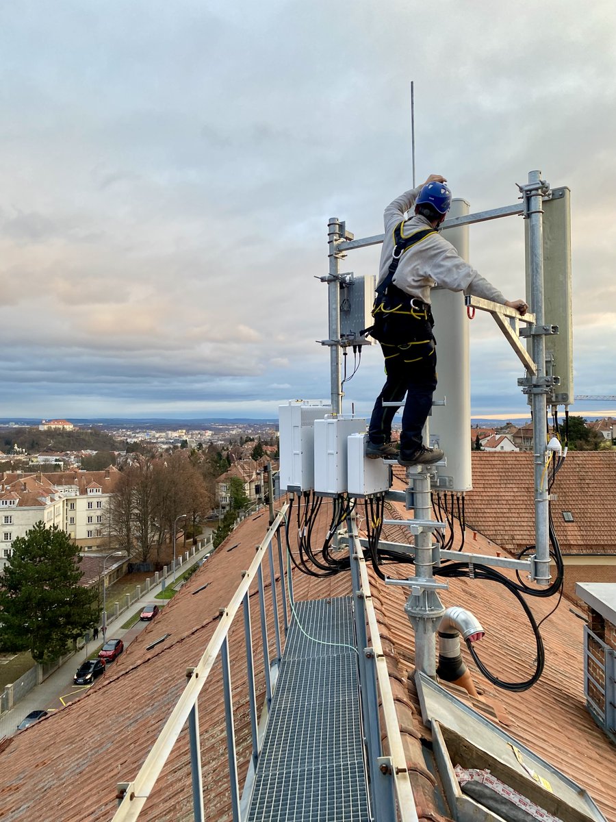1/2
4000 vysílačů v síti CETIN už v Česku jede na vlně 5G. 📡

Jubilejní vysílač jsme na 5G modernizovali na konci loňského roku na střeše jedné brněnské školy. 💪

A kromě výhledů, třeba na hrad Špilberk, přinášíme i pár technologických zajímavostí: