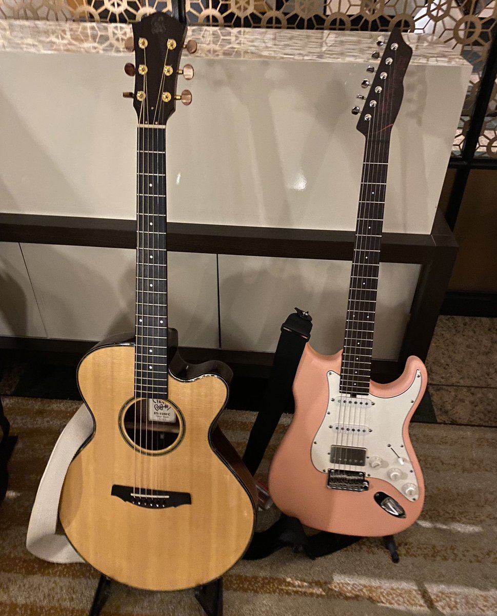 昨日はレッスン、今日はギター録音と新年いい感じに迎えれてます♪♪
とりあえず、、
美味しいご飯食べたい！！