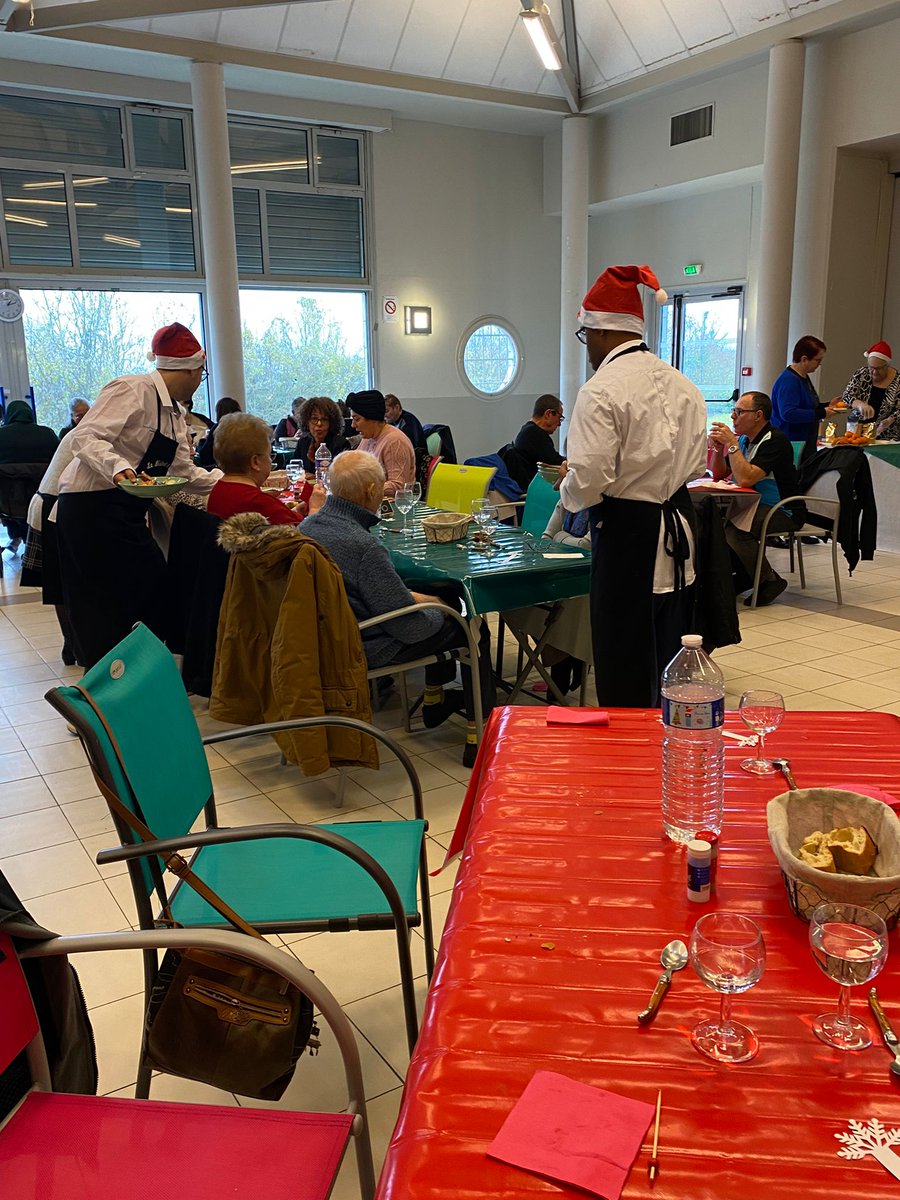 [SI T #BÉNÉVOLE] Dernière #mission de l’année pour nos résidents bénévoles du Foyer de Villemer ! Ils ont participé avec enthousiasme au repas de Noël du restaurant collaboratif « Le Bistrot d’en Haut » à Montereau-Fault-Yonne. #Bénévolat #Solidarité #RepasDeNoel #handicap