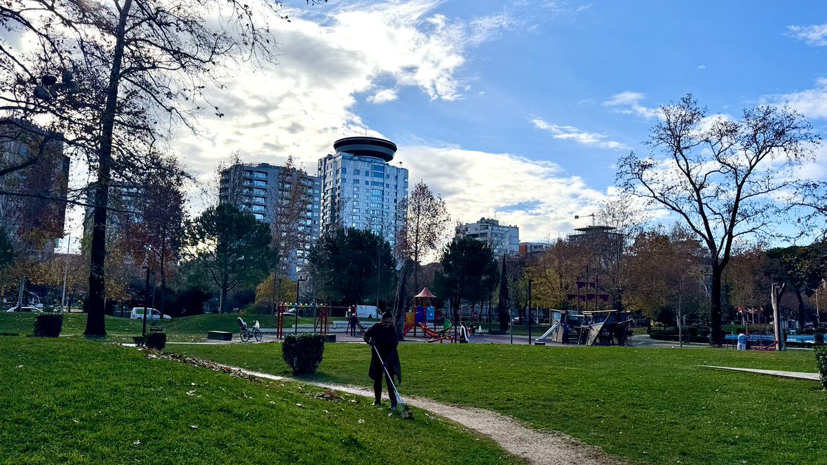 Parku Rinia, një oaz gjelbërimi në zemër të Tiranës! ☀️🌳