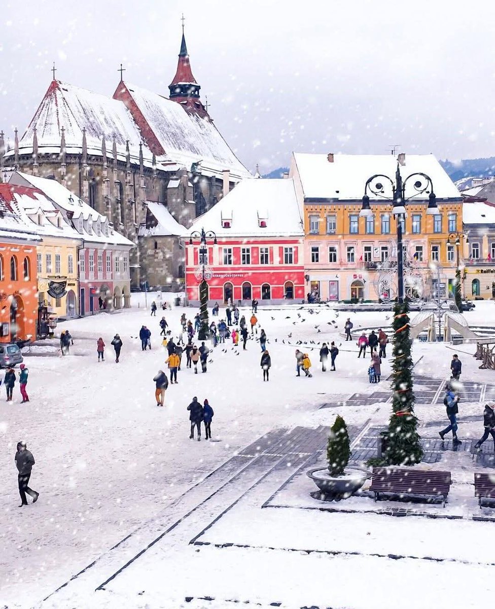 Piața Sfatului din Brașov. Parcă e un peisaj pictat de Pieter Bruegel cel Bătrân!