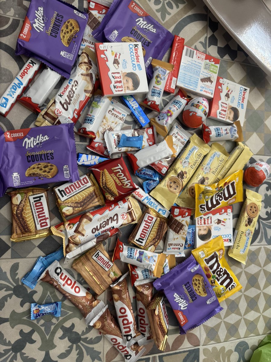 disorderedpic's tweet photo. MY MOM BOUGHT ME THESE, WHAT DO I DO NOW… https://t.co/jSl26xY0vv