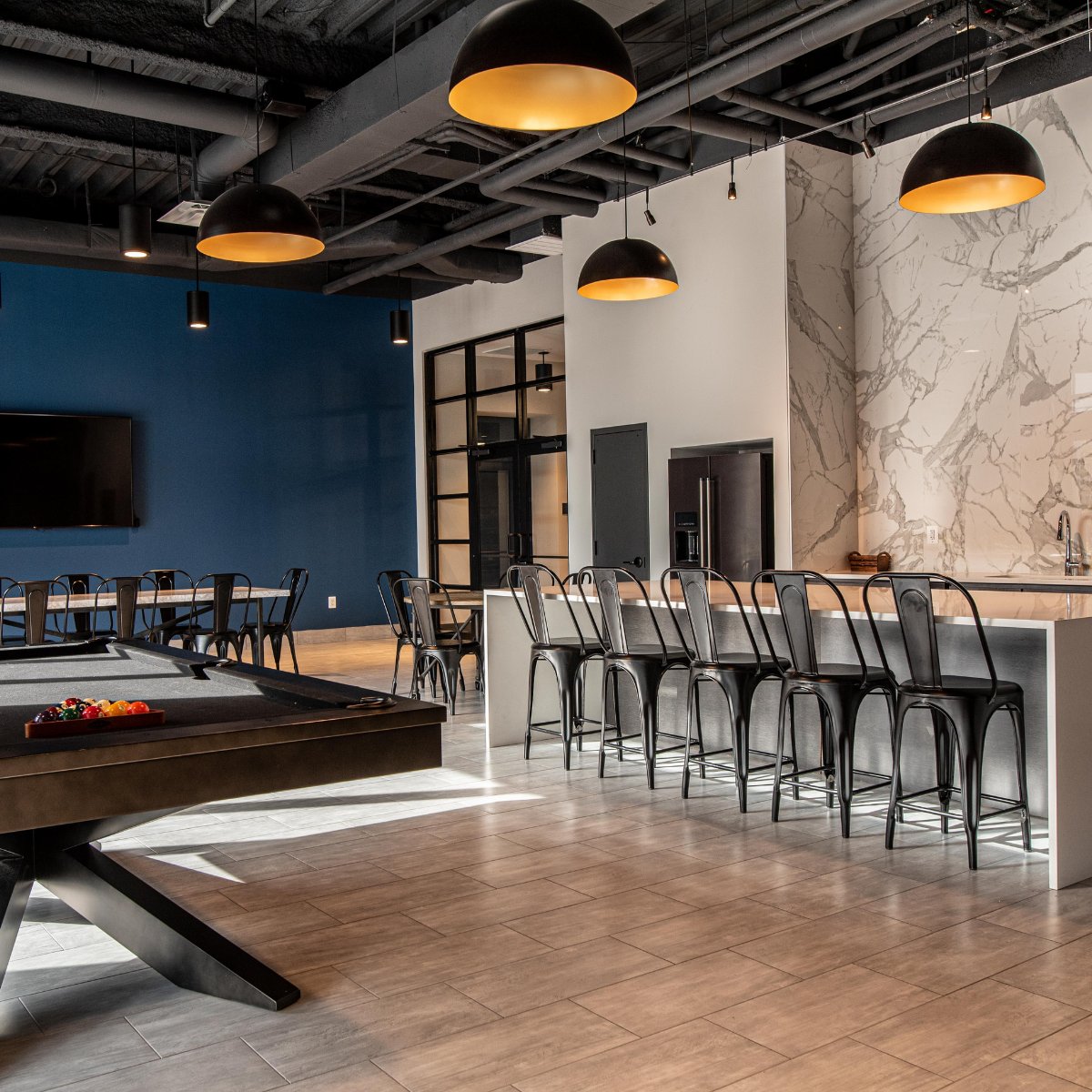 Our Interior Design team at DSB expertly blended artful design, seamless functionality, and modern luxury to create The Met Apartments in Owings Mills, MD located at 10500 Grand Central Avenue. 

Visit The Met Apartments here:  themetatmetrocentre.com