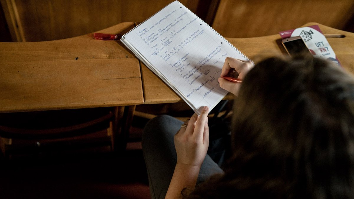 Als Erste*r in der Familie studieren? Die Online-Veranstaltung „Als Erste*r in der Familie studieren?“ am 7. Januar von 18-19:30 Uhr richtet sich speziell an zukünftige Studierende in erster Generation. Keine Anmeldung notwendig. 
Infos &amp; Zoom-Link 👉 hu.berlin/studieninteres…