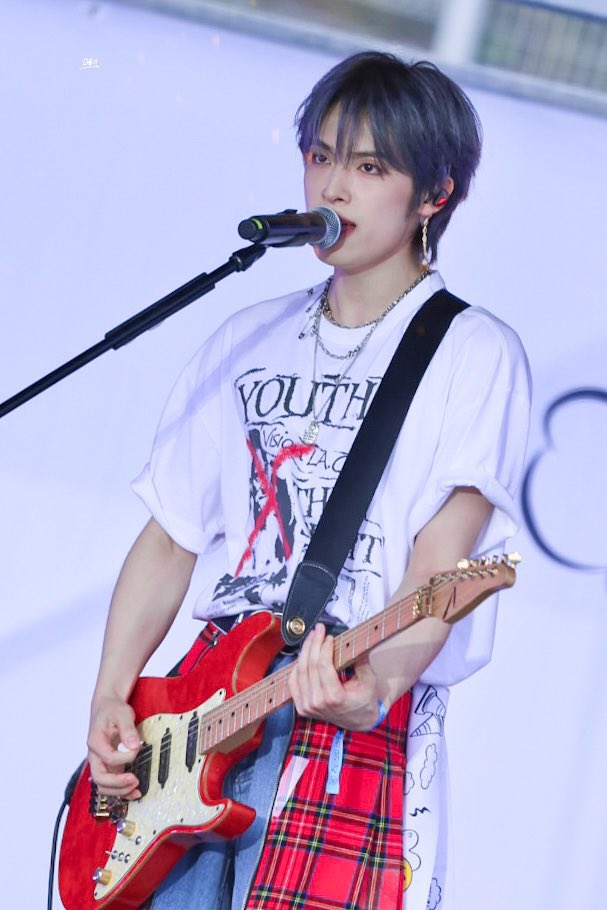무대에서나 가끔 볼 수 있는 
저 독있뱀 표정이 ㄴㅁ 좋음 .. 
특히 어썸페 때는 ㅈㅉ로 그냥 뱀.이였음