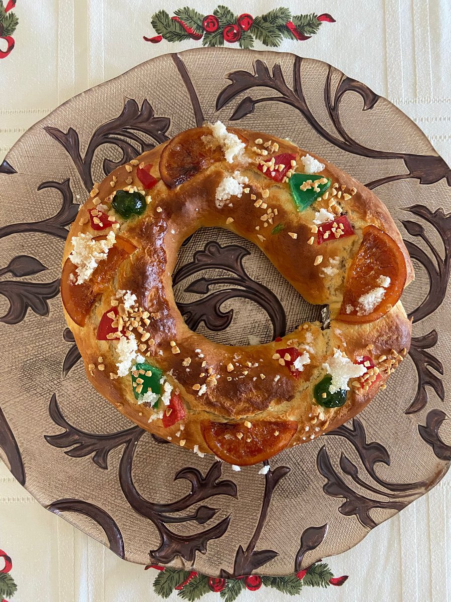Happy Day of the Three Wise Men. 
🫅🏼🐪🫅🏽🐪🤴🏿🐪💫💫🎁🎁

Enjoy the Epiphany Cake (Roscón de Reyes)! 🤩🥳😋

#ReyesMagos #roscondereyes #roscon