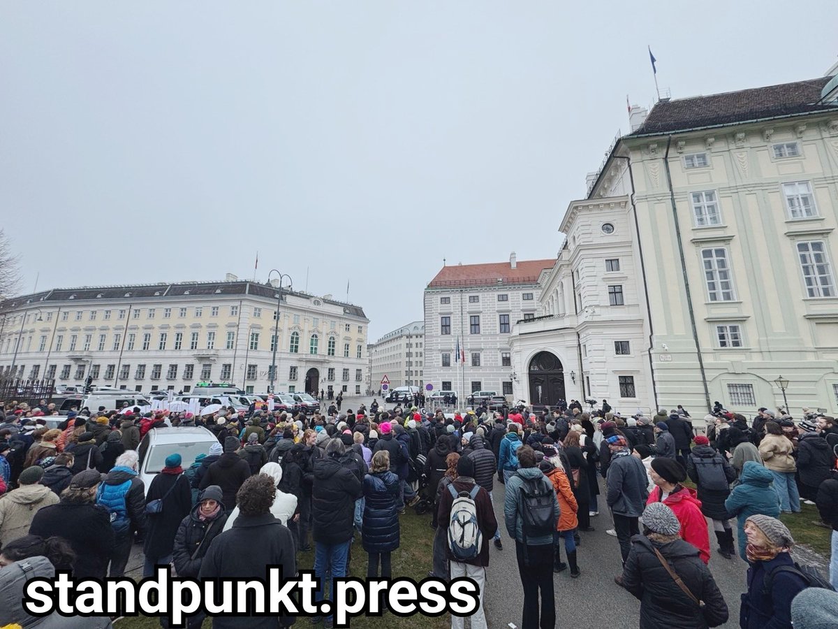 Hunderte Menschen demonstrieren vor dem Bundeskanzleramt in Wien gegen Blau-Schwarz! Und es werden laufend mehr!

#w0601