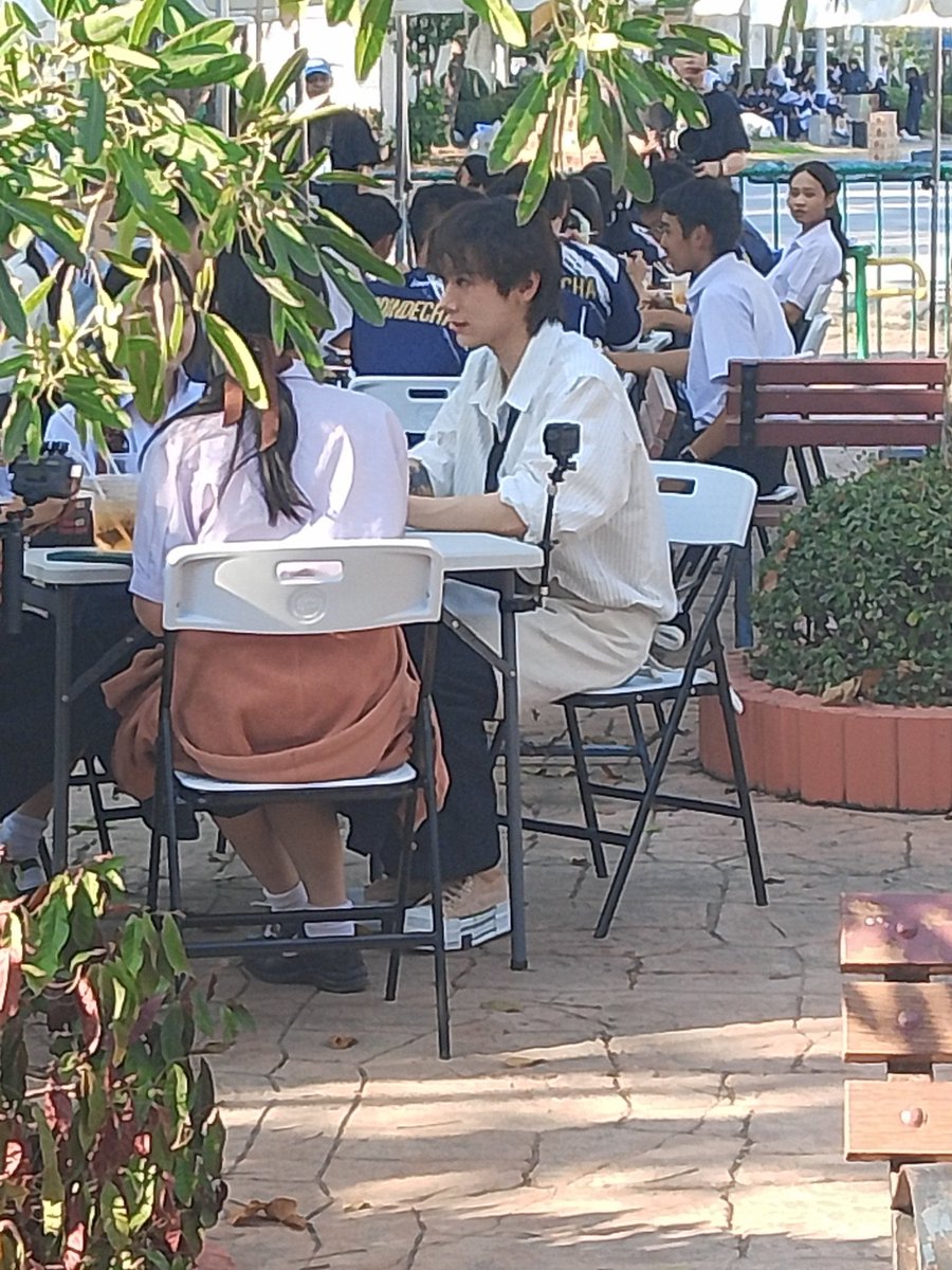 theejubex's tweet photo. แล้วมันจะมีนักเรียนกี่คนที่ได้นั่งร่วมโต๊ะกันเตนล์ nct https://t.co/ry7NEk8SiE