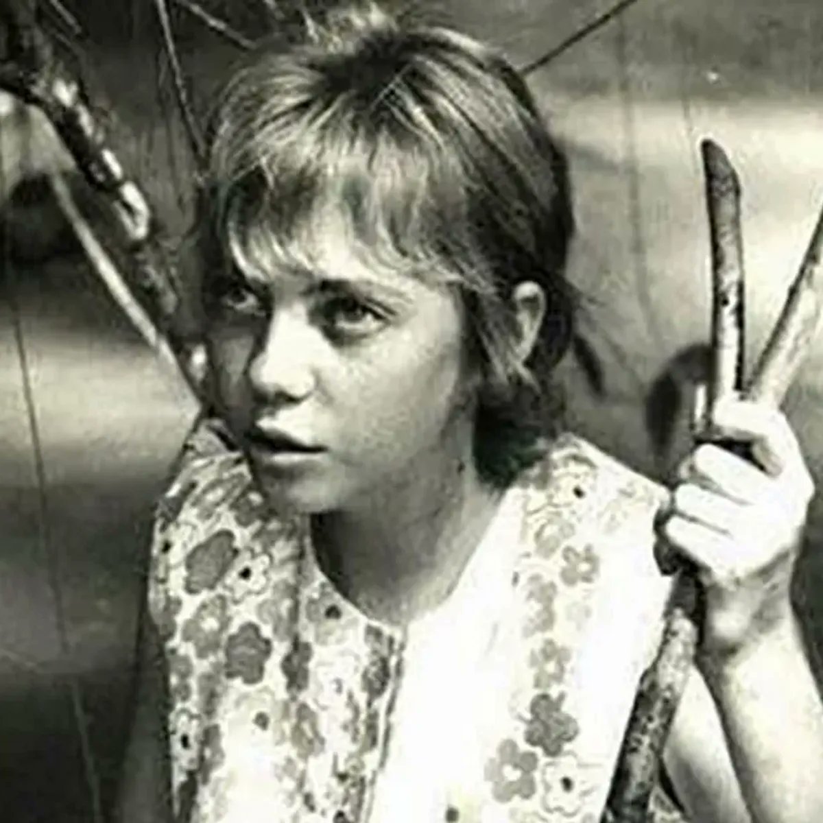 Décembre 1971

L'avion 508 explose en plein vol, percuté par un éclair.

Juliane Koepcke, 17 ans, fait une chute de 5000m et survit. 

Sauf qu'elle se trouve en pleine forêt amazonienne, l'Enfer Vert. 

Dans 11 jours elle en sortira vivante: