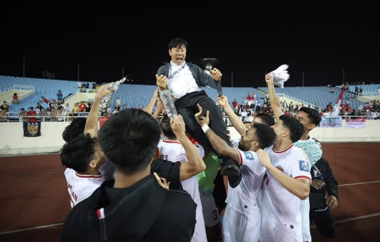 Enam momen timnas Indonesia paling berkesan di era Shin Tae-yong💥

Sebuah pengingat bahwa kita pernah menjalani masa bahagia bersama, sebelum cerita kita usai di sini💔

Sekaligus kenang-kenangan terakhir bersama Coach Shin Tae-yong🥺

Sebuah utas.