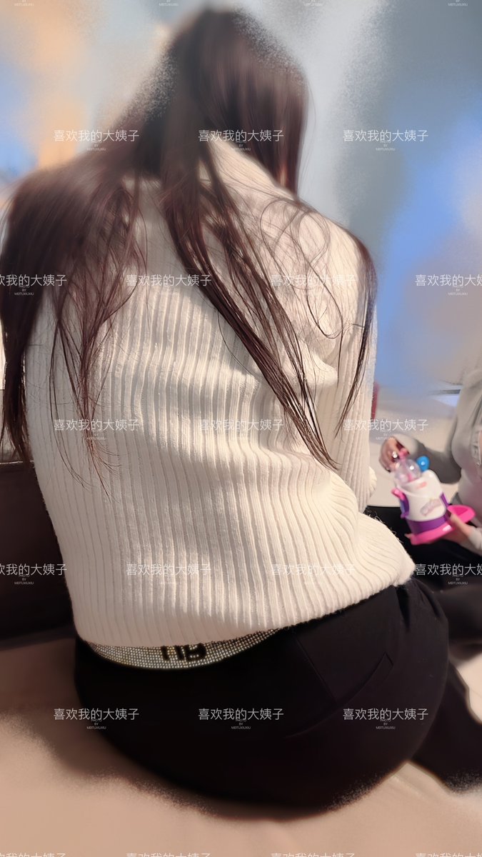 下班回家了
镜头拉近，拍拍大姐的酥胸，我个人觉得这种若隐若现的感觉最吸引人，比脱光更有味道 https://t.co/zNmQ7xOdwu