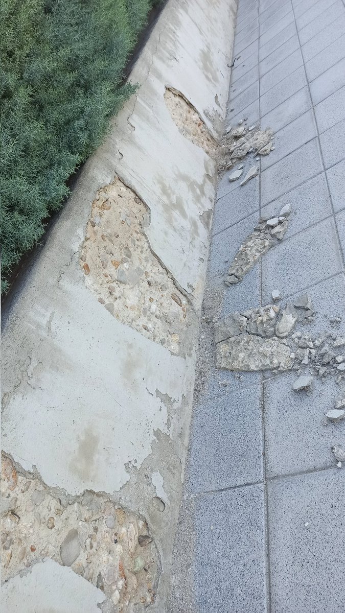 Blog_APalos's tweet photo. 🙏🏼 Queridos Reyes Magos... No sé si estáis todavía por Madrid, pero si andáis por aquí, no sé os olvide dejar un par de sacos de hormigón en El Central para remozar un poco el tema o, en su defecto, de abono para que crezcan las plantas sanas y fuertes. https://t.co/5tUY52YzA5