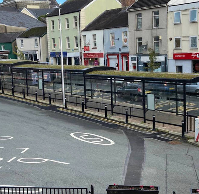 ExternalWorks's tweet image. #BusPassenger covered #walkway with #wildflower #GreenRoof created by @TrueformGroup ow.ly/haB550UsCAL #BusShelter #PassengerShelter #TransitShelter