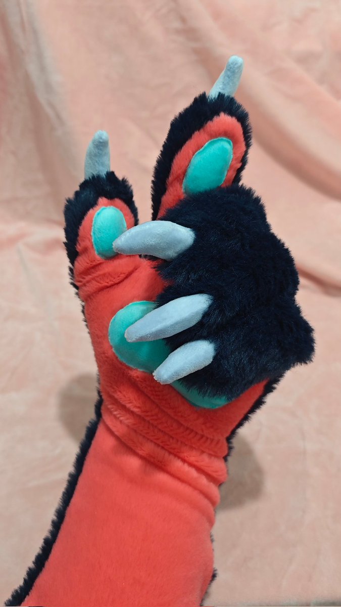 furgence2019's tweet photo. NEW PAW！
#kemono #fursuit #FursuitFriday https://t.co/DLqoOT1dn6