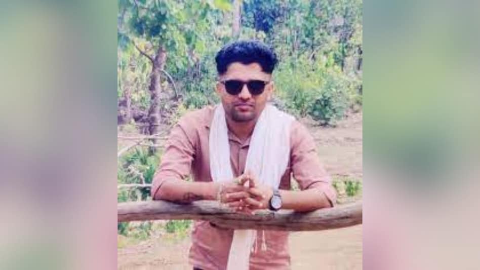 epanchjanya's tweet photo. सिर पर चोट के 15 निशान, लीवर के 4 टुकड़े... 

बेरहमी से की गई थी पत्रकार मुकेश चंद्राकर की हत्या?

छत्तीसगढ़ के बीजापुर में पत्रकार मुकेश चंद्राकर की हत्या बेरहमी से की गई थी।

उनके सिर पर चोट के 15 निशान मिले हैं. 

जबकि लीवर के चार टुकड़े, गर्दन टूटी हुई और और हार्ट फटा हुआ पाया गया है।

इतना ही नहीं बॉडी की 5 पसलियां भी टूटी हुई थीं।

जिस डॉक्टर ने पत्रकार मुकेश चंद्राकर की बॉडी का पोस्टमार्टम किया, उन्होंने कहा कि मैंने अपने 12 सा�� के करियर में ऐसा केस नहीं देखा, जिसकी इतनी बेरहमी से हत्या की गई हो।