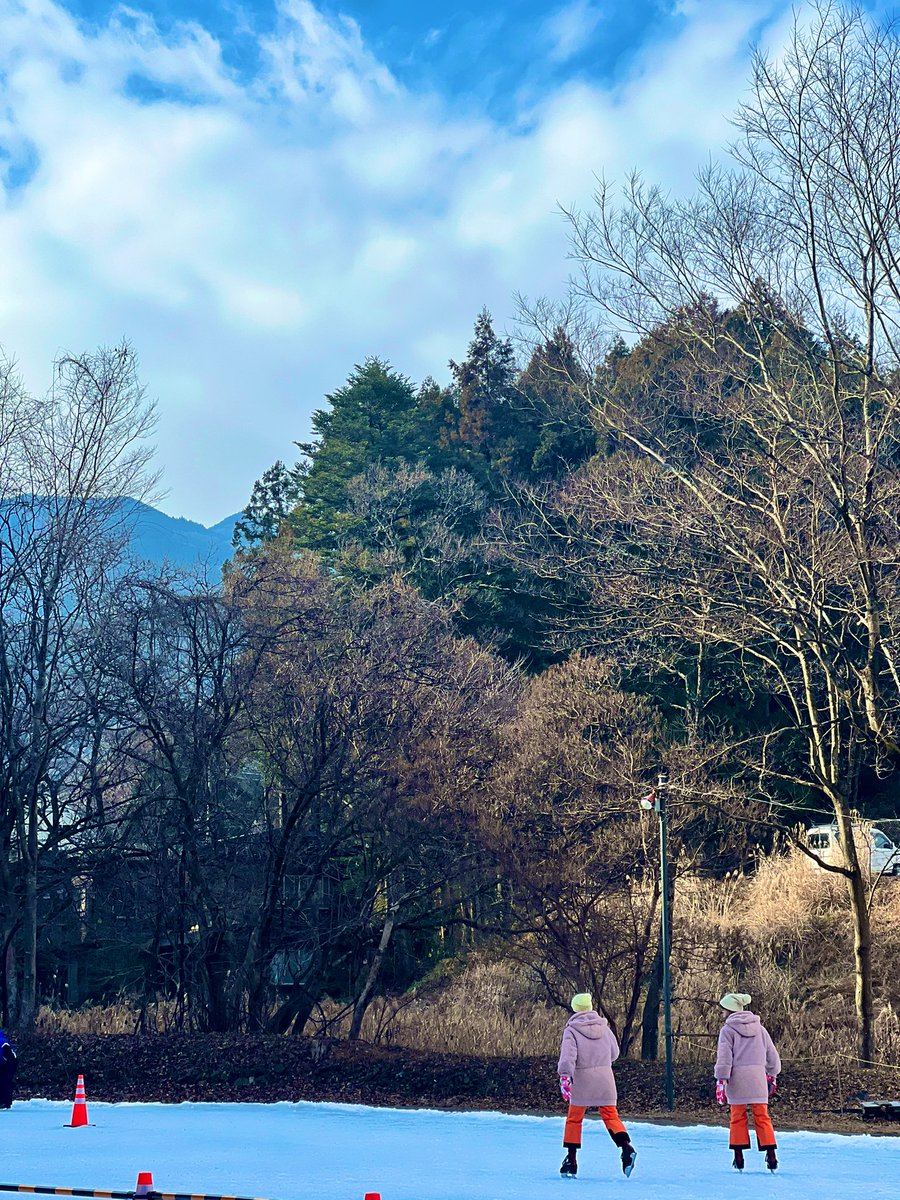 yotorunso's tweet image. ときがわ日記2025『上サスケート場』

埼玉唯一の天然氷スケートリンク、今年もオープン⛸
貸靴に軽食、イスにつかまって滑れるので初心者でも大丈夫🙆🏻‍♂️
2月中旬までの土日祝日営業しています。
天然だけに寒い午前中がオススメかな
town.tokigawa.lg.jp/info/104#r1c1

#ときがわ #スケート #移住 #音楽 #こども