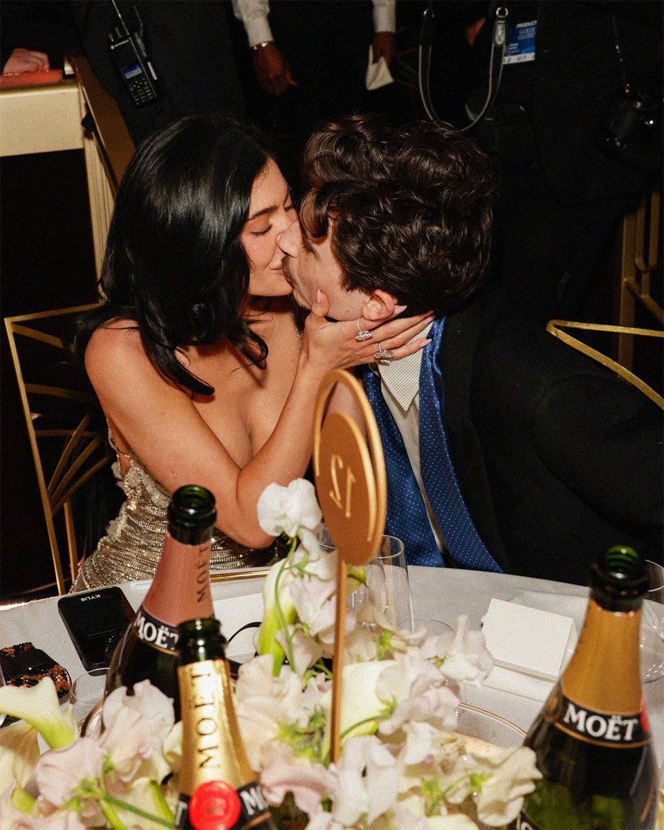 viewsfrance's tweet image. Timothée Chalamet et Kylie Jenner aux Golden Globes 2025 📸