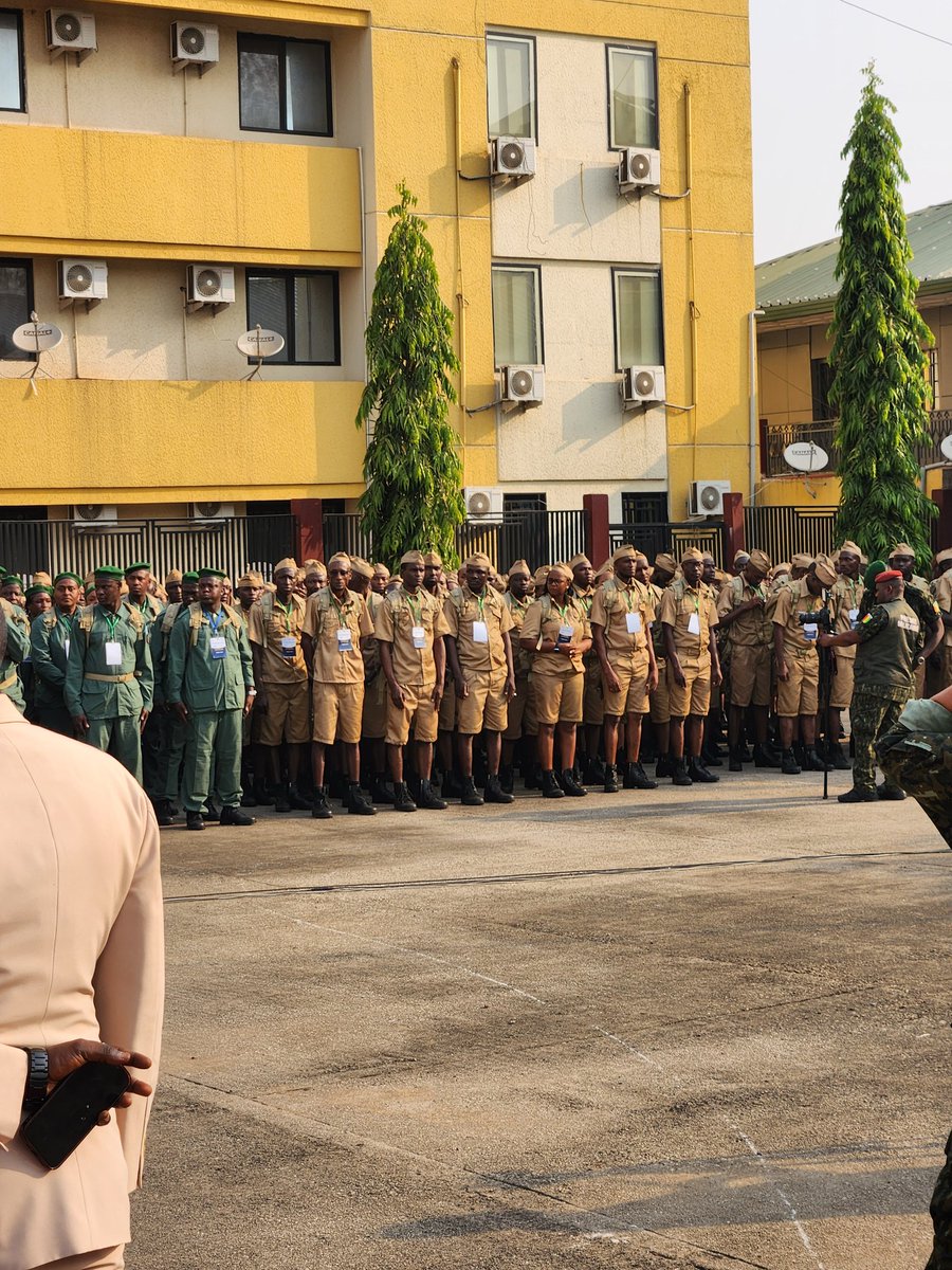 H2Bangoura's tweet image. Cérémonie de départ de la première cohorte de nouveaux fonctionnaires dans les garnisons pour l'induction