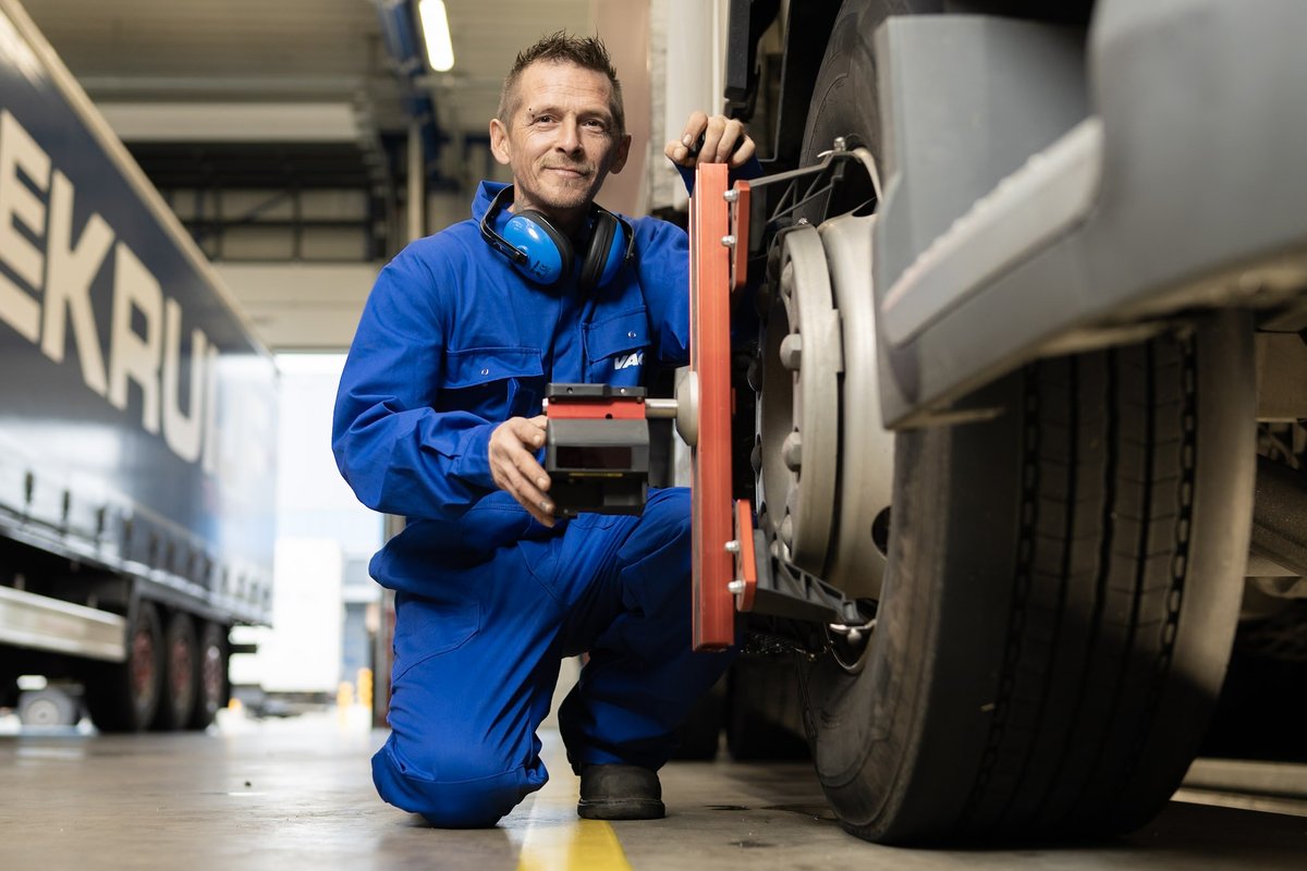 Jean Snijders is allround bandenspecialist bij Kicken in Sittard. De opleiding Basis banden en wielen &amp; de experttraining Uitlijnen bedrijfsvoertuigen hebben zijn werk efficiënter en veiliger gemaakt." De foto is gemaakt tijdens de experttraining."bit.ly/4a2deVD