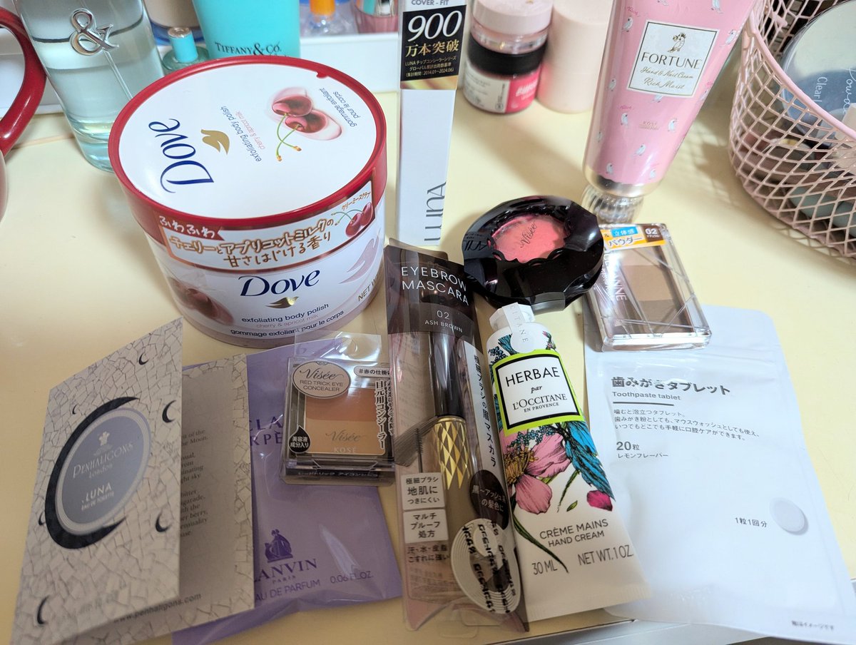今年の初貰い(?)コスメとティファニー買いに行ったついでに買い足したコスメやリピ買い商品たちも最高！🫶✨
なんかお試しの香水も2つもらった！最高！！😆💕(テンション高すぎて語彙力低下中)